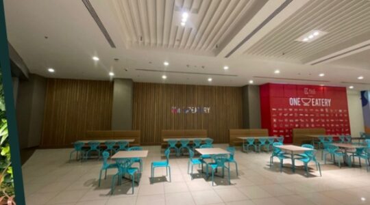 Finished dining interior with ceiling lights, wall finishes and seating in the original profile — تشطيبات مساحة طعام تضم إضاءة سقفية وجدرانًا ومقاعد من بروفايل الشركة