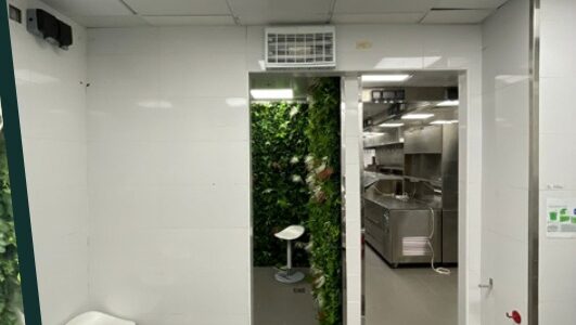 Retail interior with a tiled ceiling, air-conditioning grille and doorway in the company profile — مساحة داخلية بسقف بلاطات وفتحة تكييف ومدخل في بروفايل الشركة
