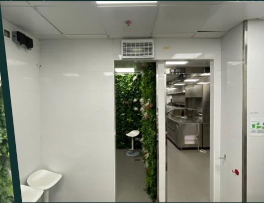 Retail interior with a tiled ceiling, air-conditioning grille and doorway in the company profile — مساحة داخلية بسقف بلاطات وفتحة تكييف ومدخل في بروفايل الشركة